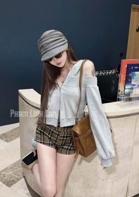 Set hoodie xám và quần short kẻ