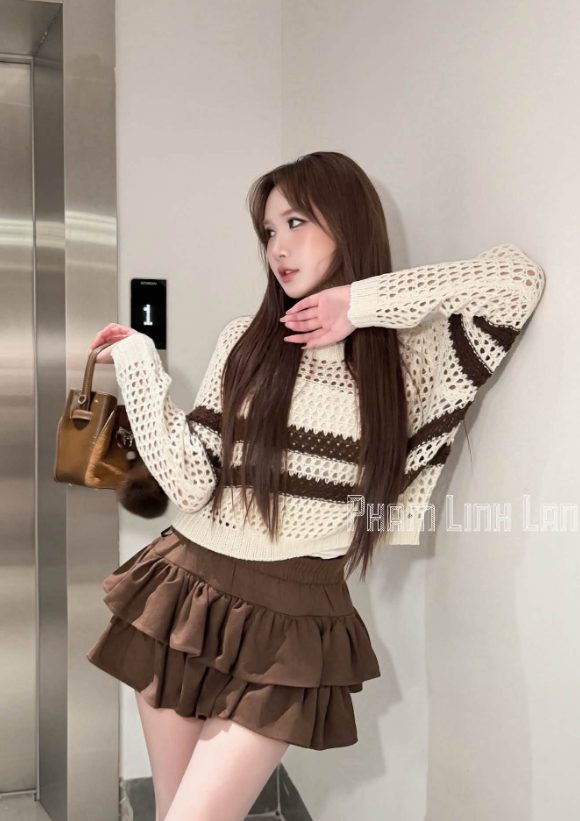 Set áo len lưới kẻ nâu và chân váy tầng