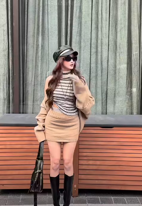 Set áo len kẻ, cardigan và chân váy len be
