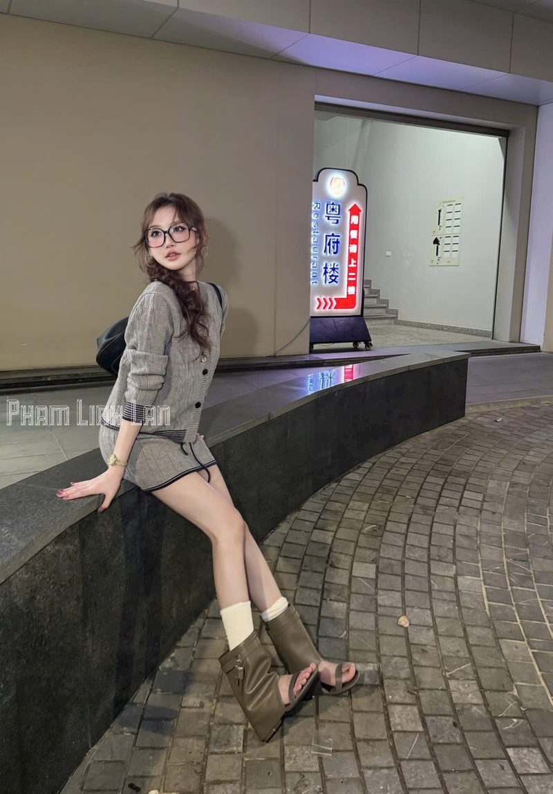 Set áo len kẻ xám cài cúc và quần short