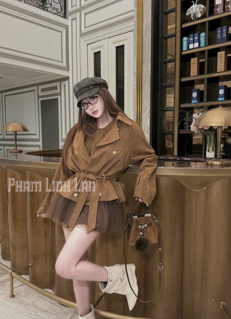 Áo khoác da lộn nâu thắt đai