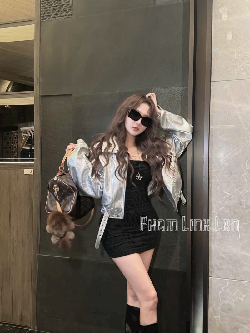 Set áo khoác da ánh bạc và đầm ôm đen