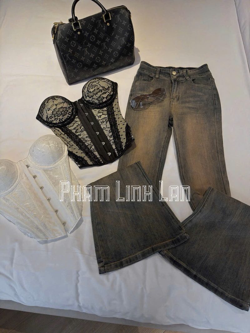 Set áo corset ren và quần jean ống loe