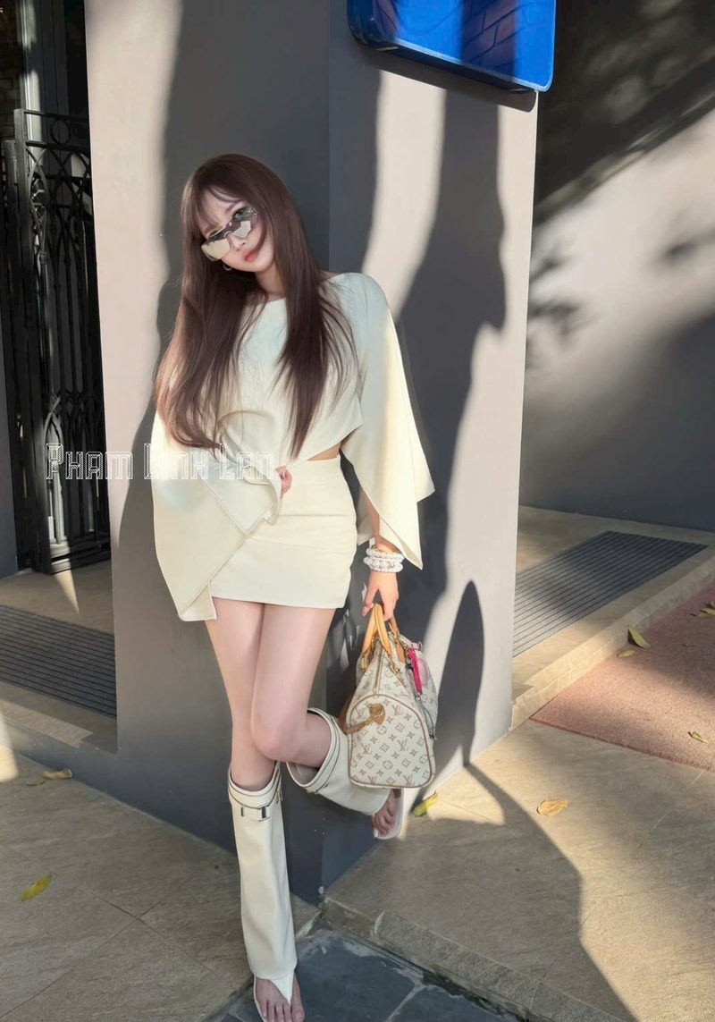 Set áo len kem tay loe và chân váy ngắn