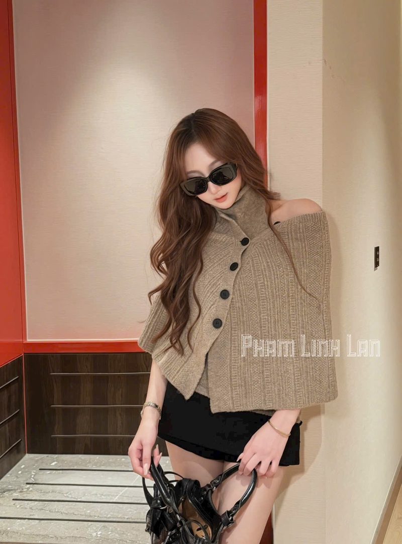 Set áo len choàng và quần váy đen hàng cúc