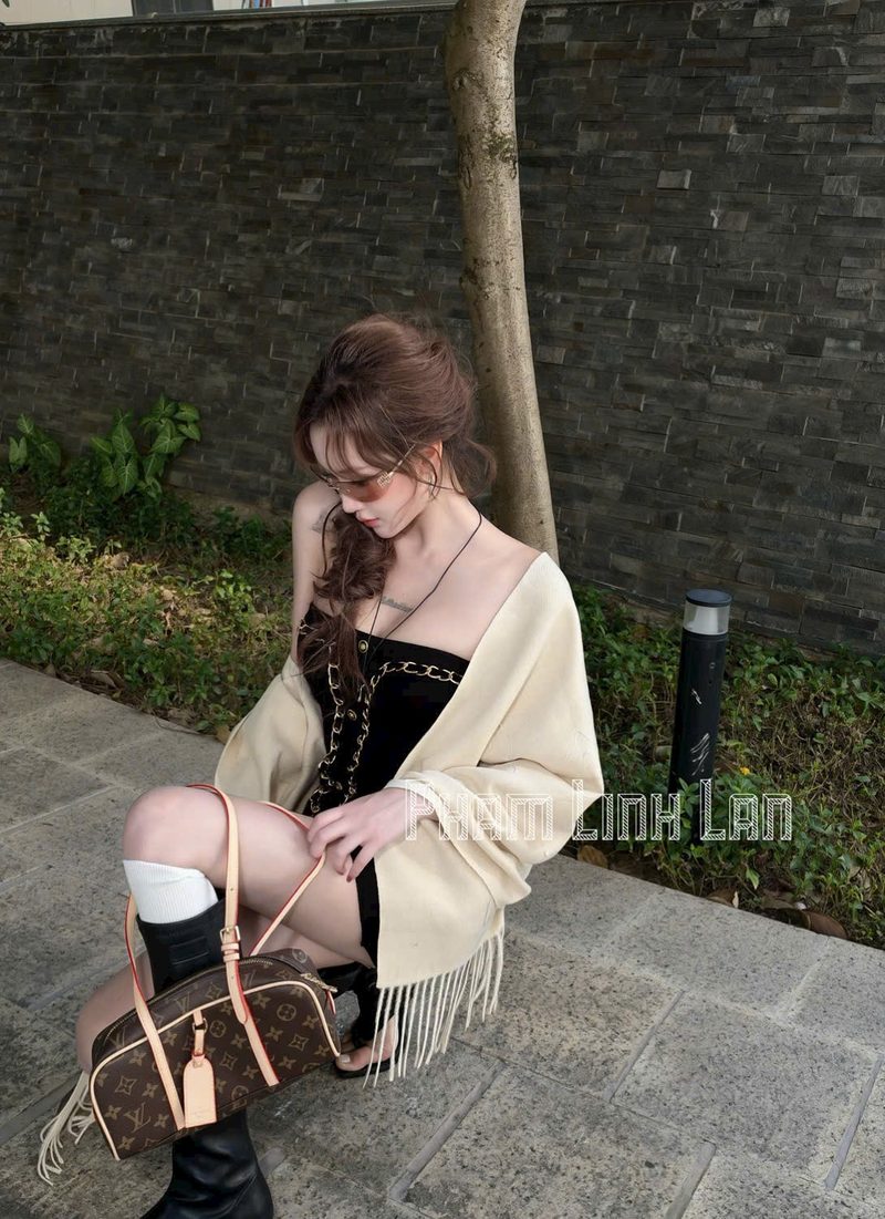 Set đầm cúp ngực đen và khăn choàng kem