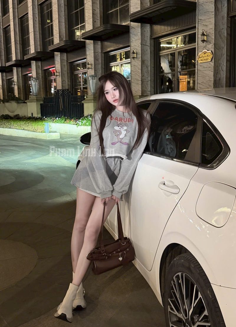Set áo nỉ in hình và chân váy