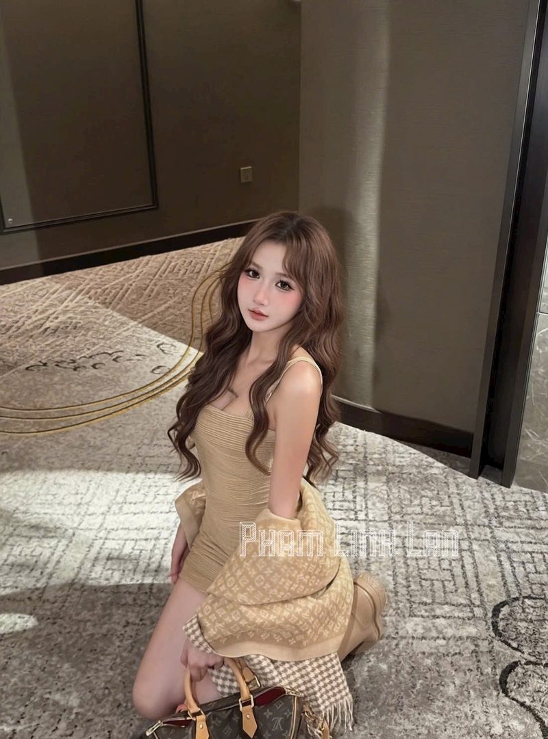 Set đầm ôm be và khăn choàng kẻ