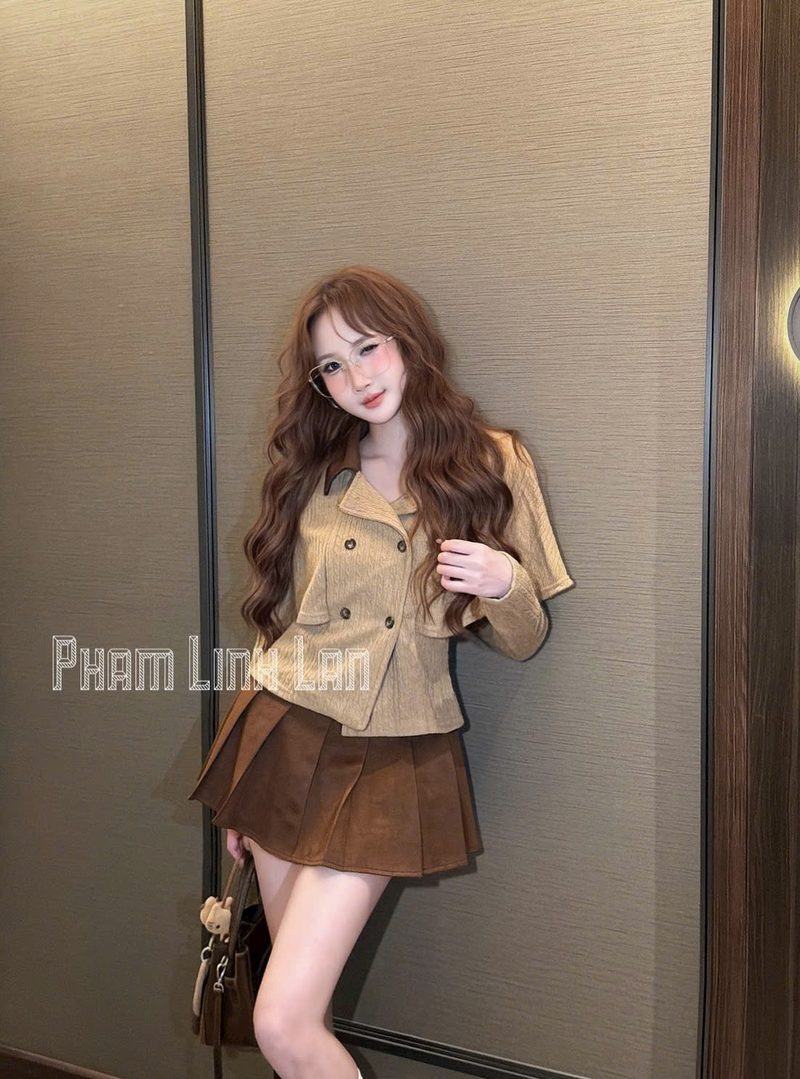 Set áo khoác be lửng và chân váy xếp ly nâu