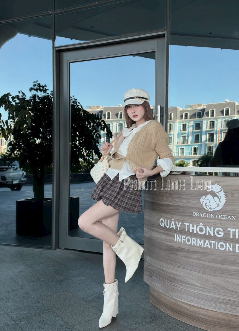 Set cardigan len be và chân váy xếp ly kẻ