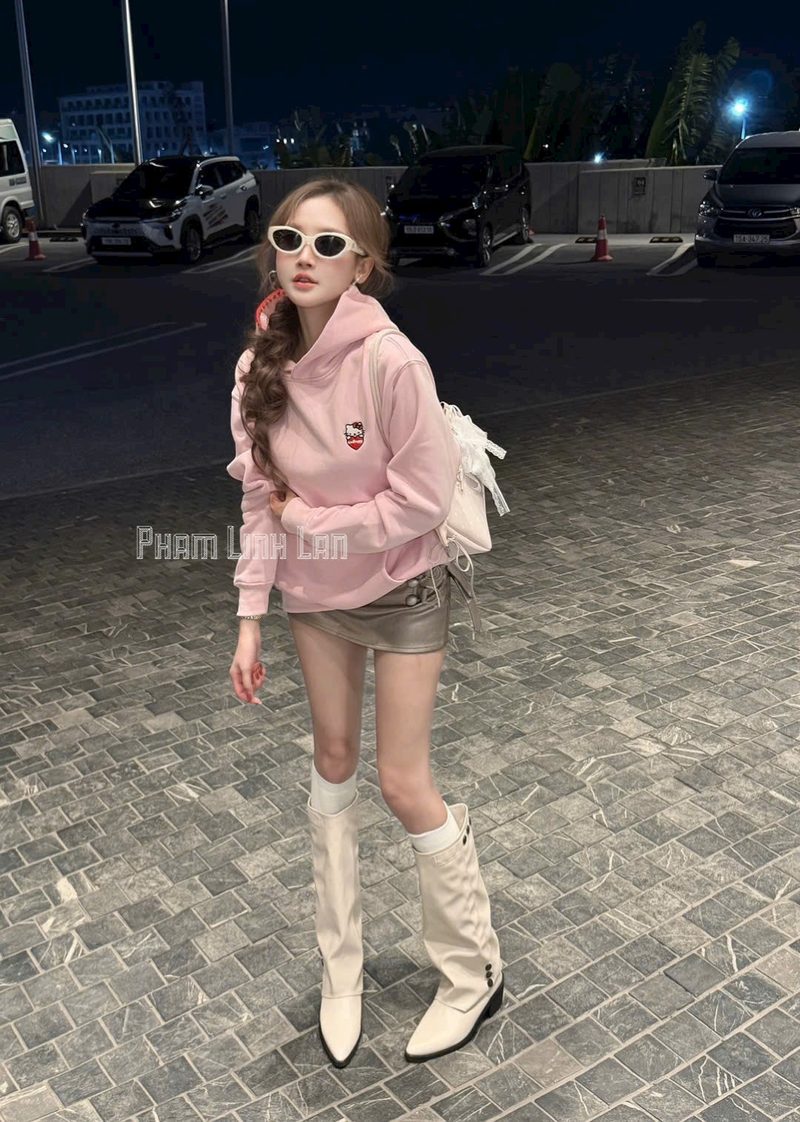 Set hoodie hồng và chân váy ánh kim