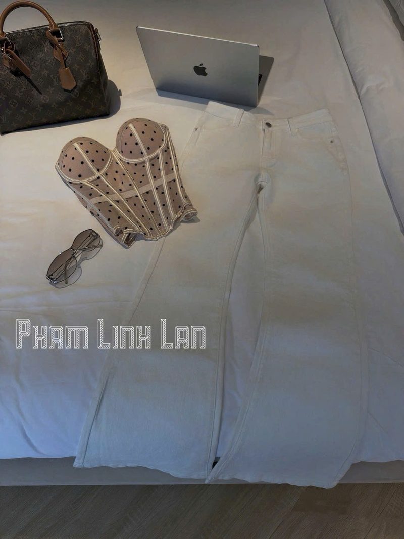 Set áo corset lưới chấm và quần trắng ống loe